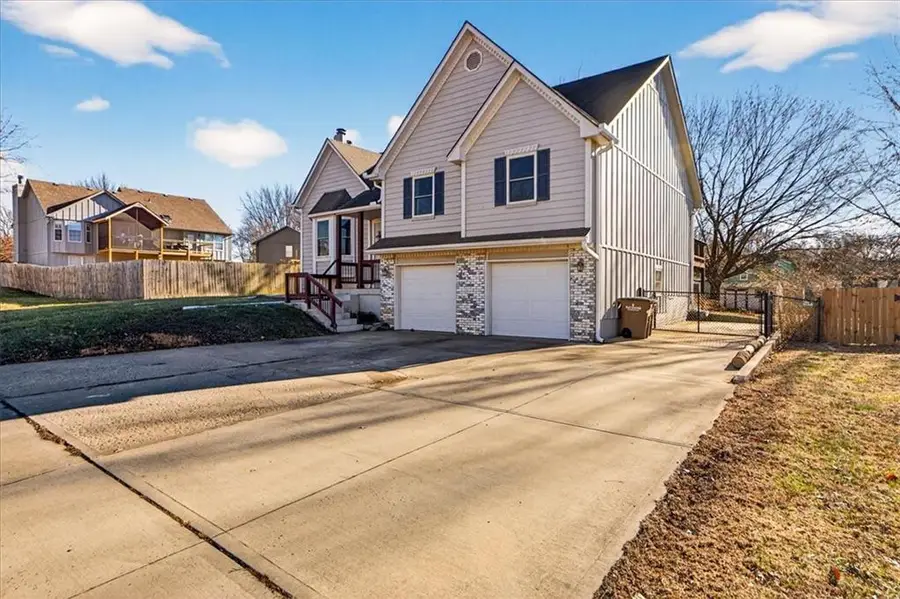 205 W Laredo Trail, Raymore, MO 64083 - Image #3