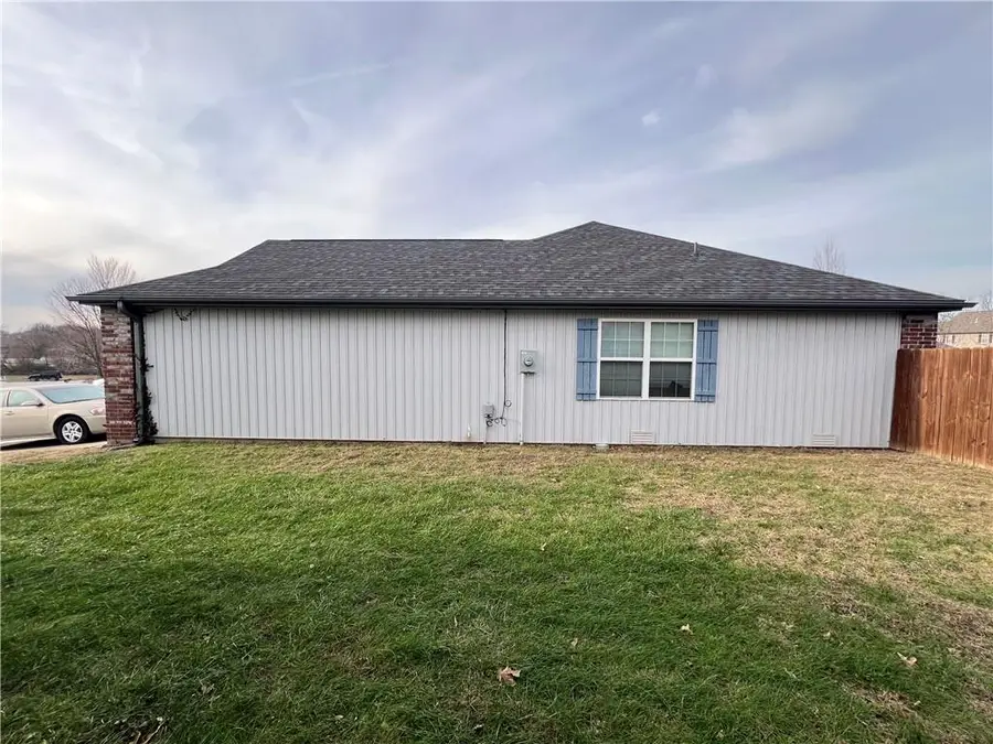 245 W Erin Court, Bolivar, MO 65613 - Image #2