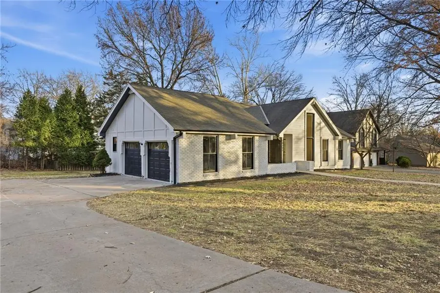 10301 Howe Drive, Leawood, KS 66206 - Image #3
