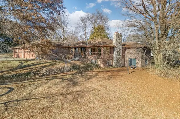 1910 S 28th Street, St Joseph, MO 64507