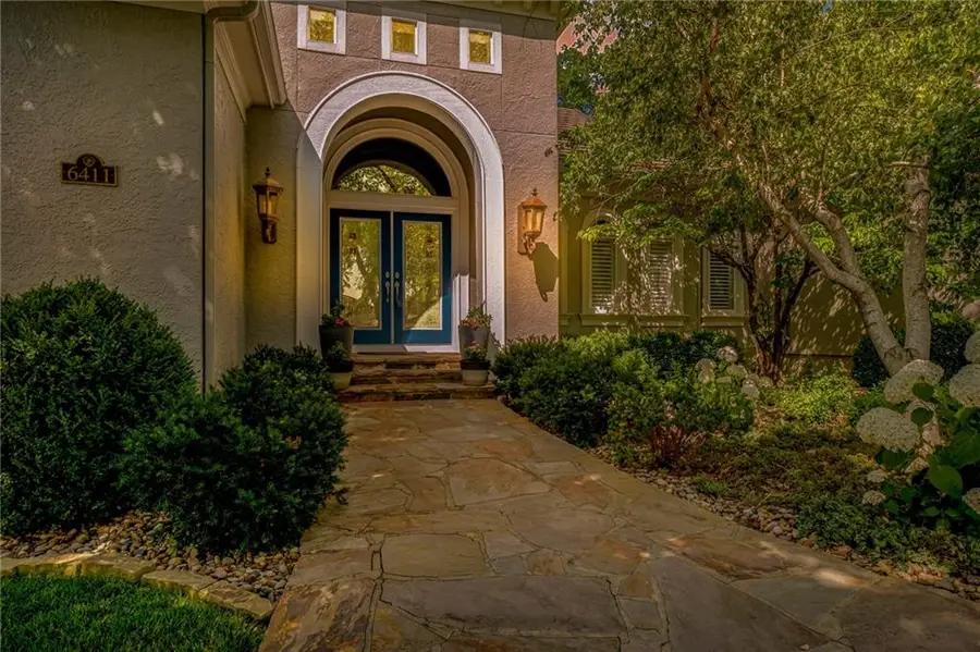 6411 Muirfield Street, Parkville, MO 64152 - #2