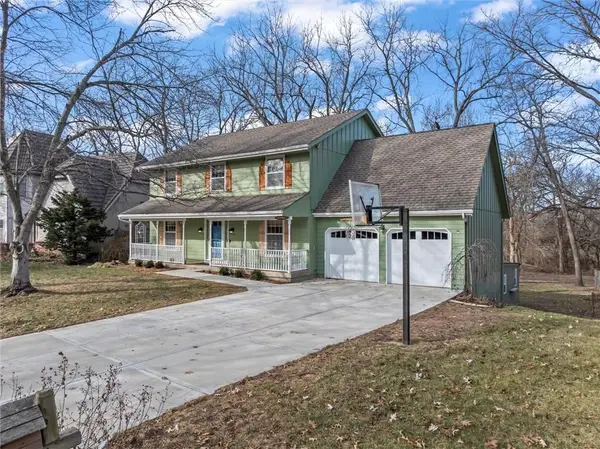 16318 W Briarwood Court, Olathe, KS 66062