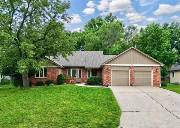 2536 NW Bent Tree Circle, Lee's Summit, MO 64081