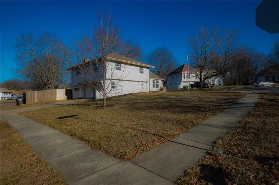 404 Hillcrest Circle, Belton, MO 64012 - Image #2