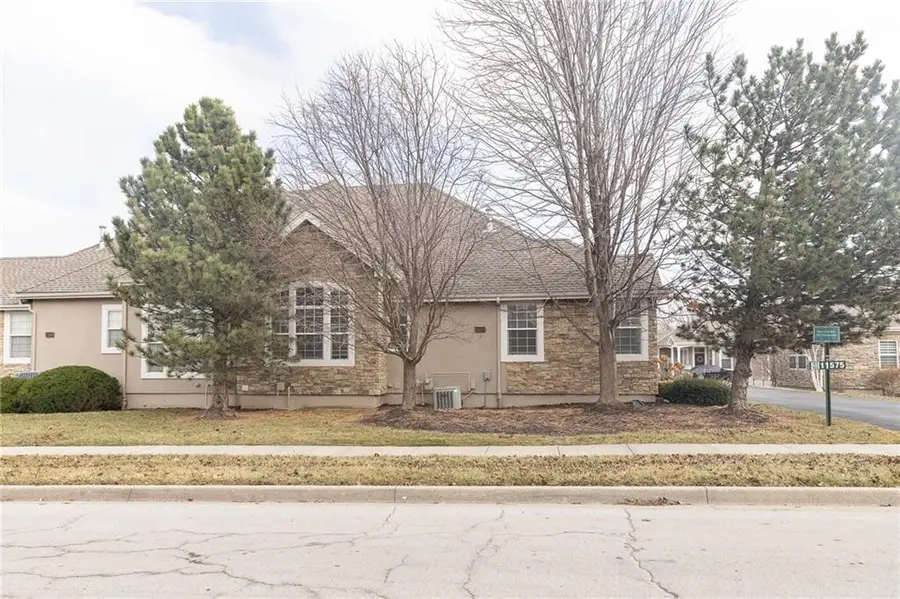 11575 S Bell Ct Drive #102, Olathe, KS 66061 - Image #2