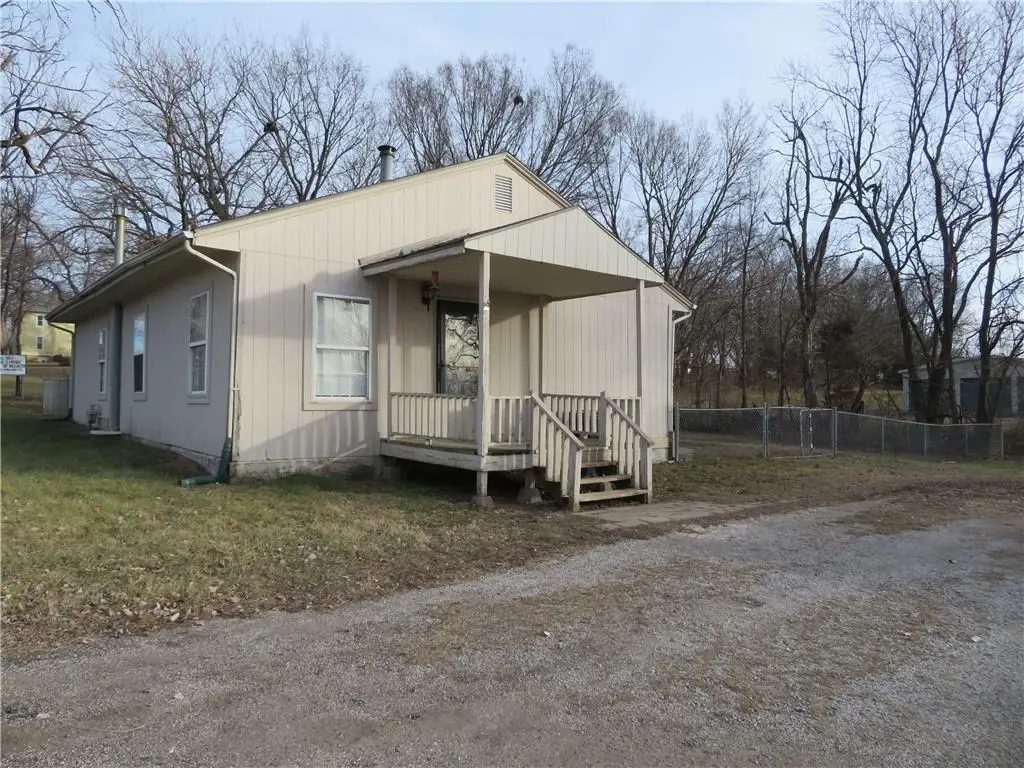 411 W Lake Street, McLouth, KS 66054 - #1