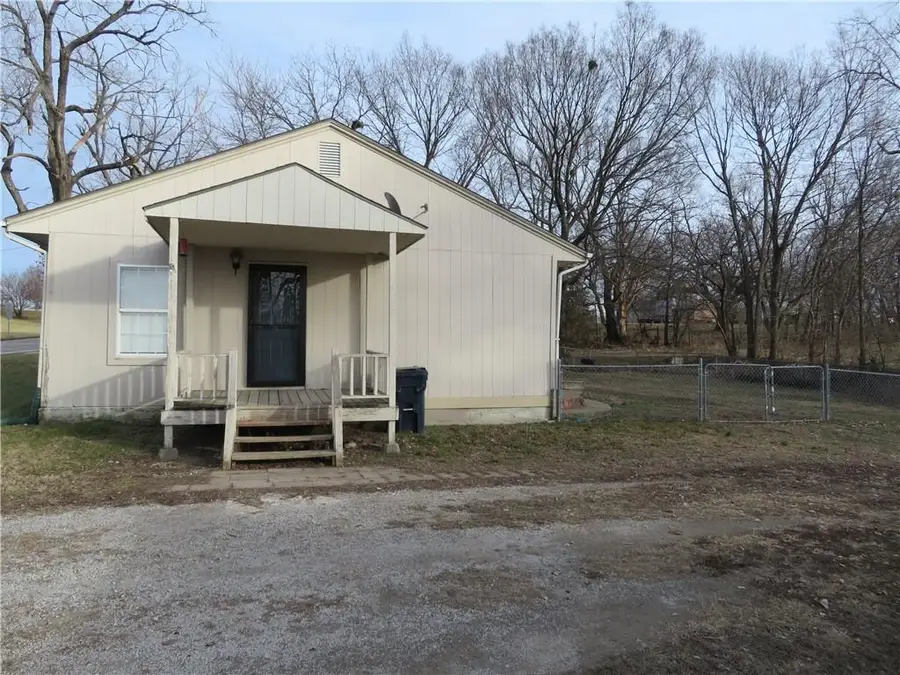 411 W Lake Street, McLouth, KS 66054 - #2
