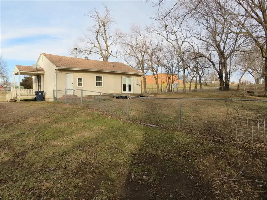 411 W Lake Street, McLouth, KS 66054 - #3