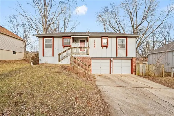 1009 NW Kingsridge Drive, Blue Springs, MO 64015
