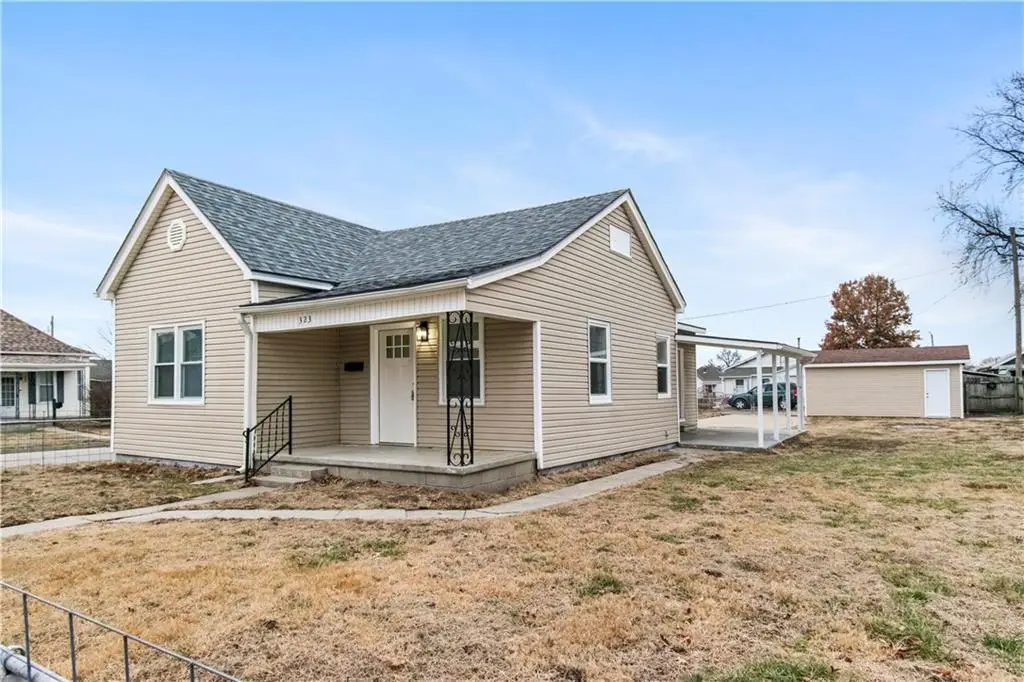 323 W Hyde Park Avenue, Saint Joseph, MO 64504 - Image #1