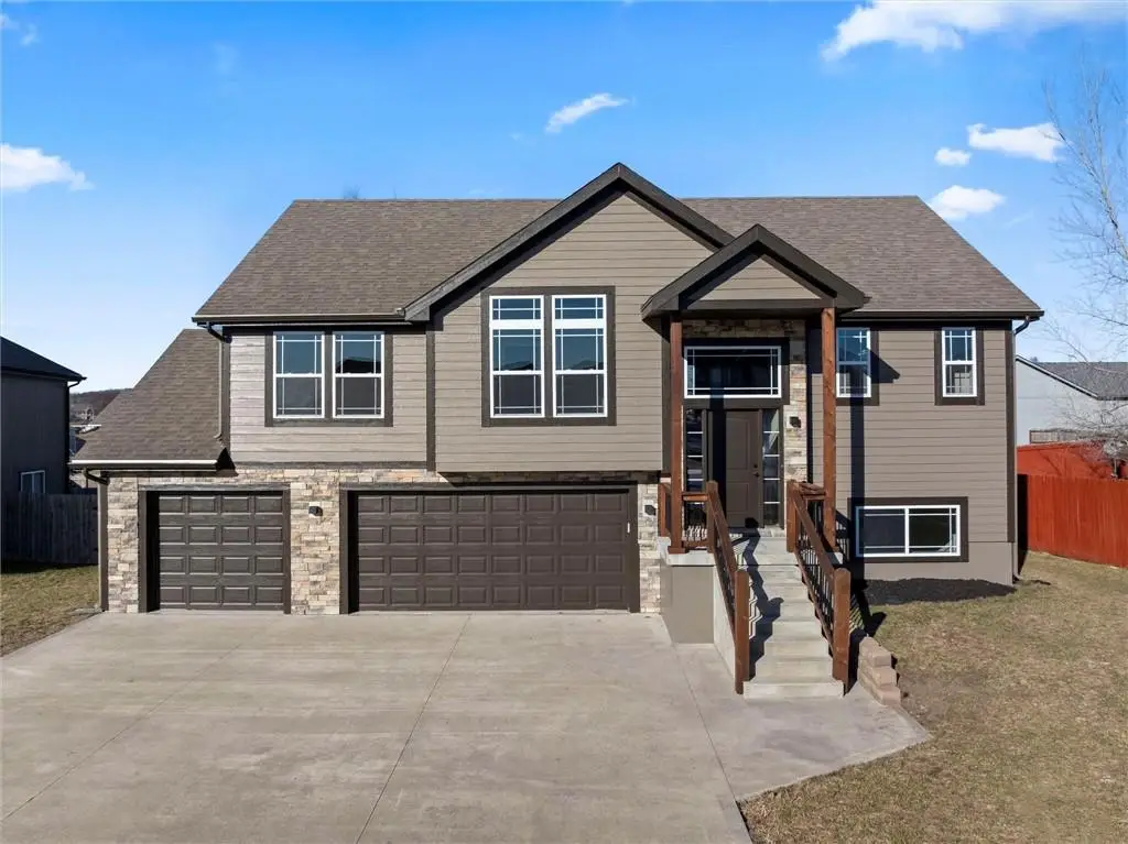 916 N Hickory Drive, Tonganoxie, KS 66086 - Image #1