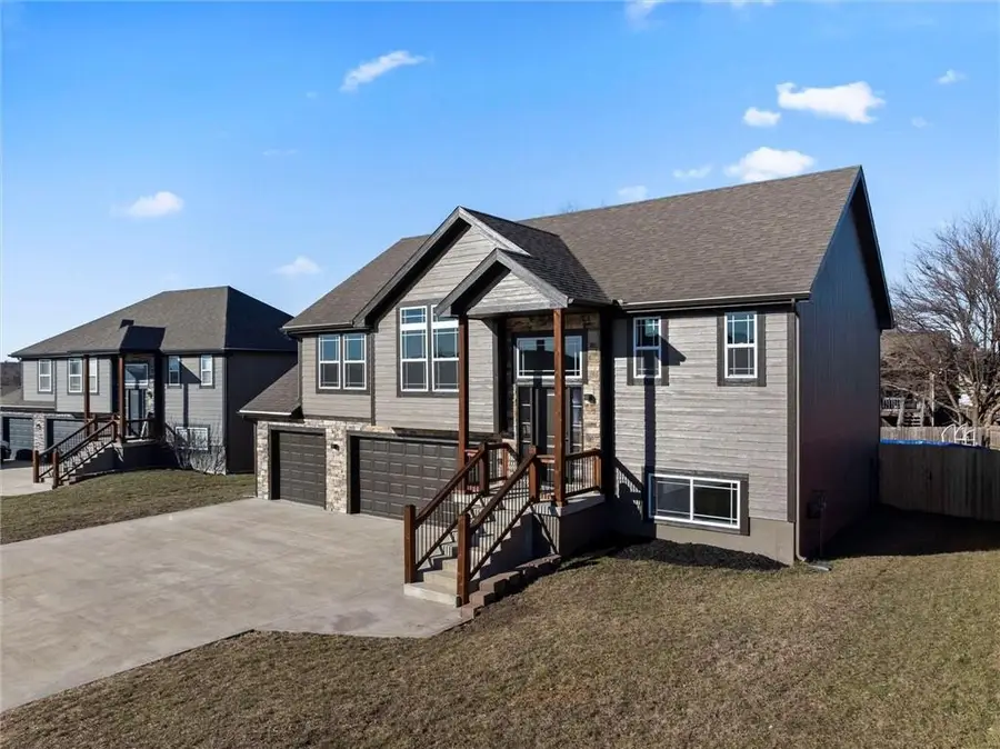 916 N Hickory Drive, Tonganoxie, KS 66086 - Image #2