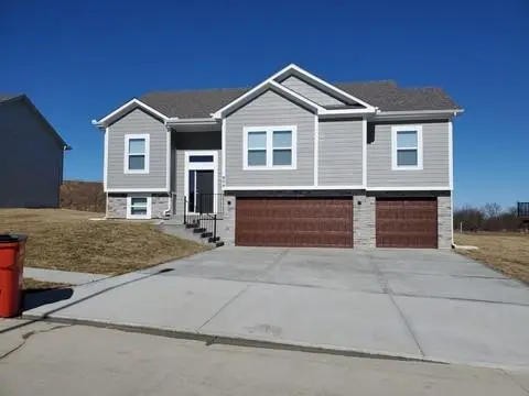 1202 NW 4th Street, Oak Grove, MO 64075