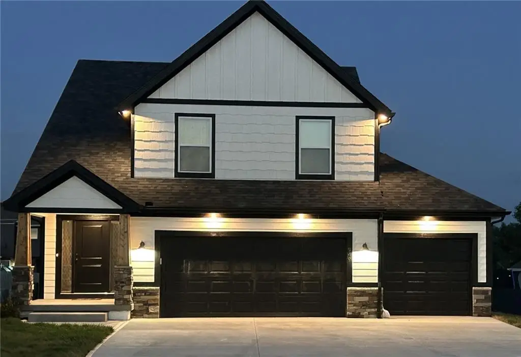 949 N Cottonwood Court, Tonganoxie, KS 66086 - Image #1