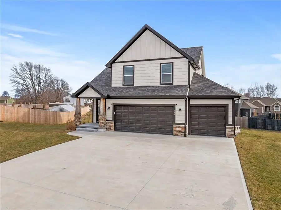 949 N Cottonwood Court, Tonganoxie, KS 66086 - Image #2