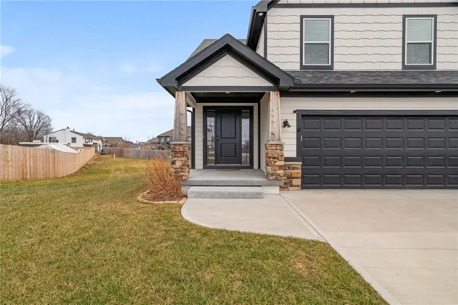 949 N Cottonwood Court, Tonganoxie, KS 66086 - Image #3