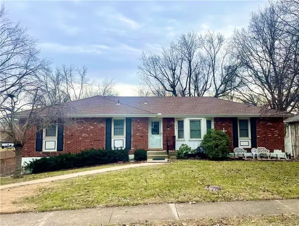 809 NE Cedar Street, Lee's Summit, MO 64086
