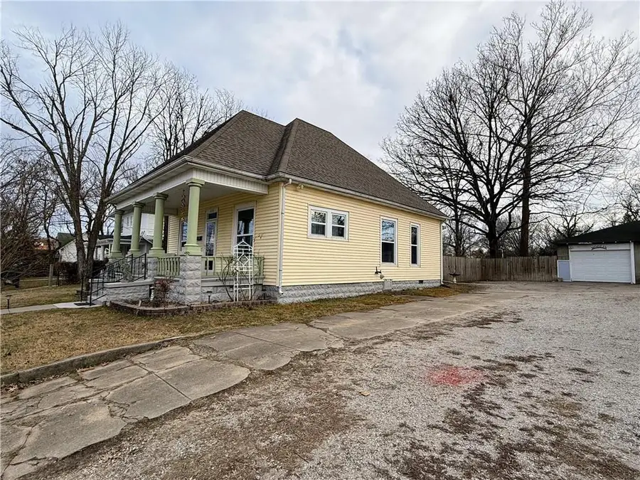 419 W Cherry Street, Nevada, MO 64772 - Image #2