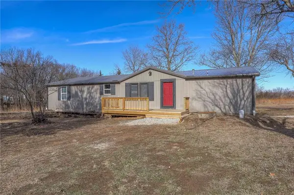 25 Newberry Drive, Linn Valley, KS 66040