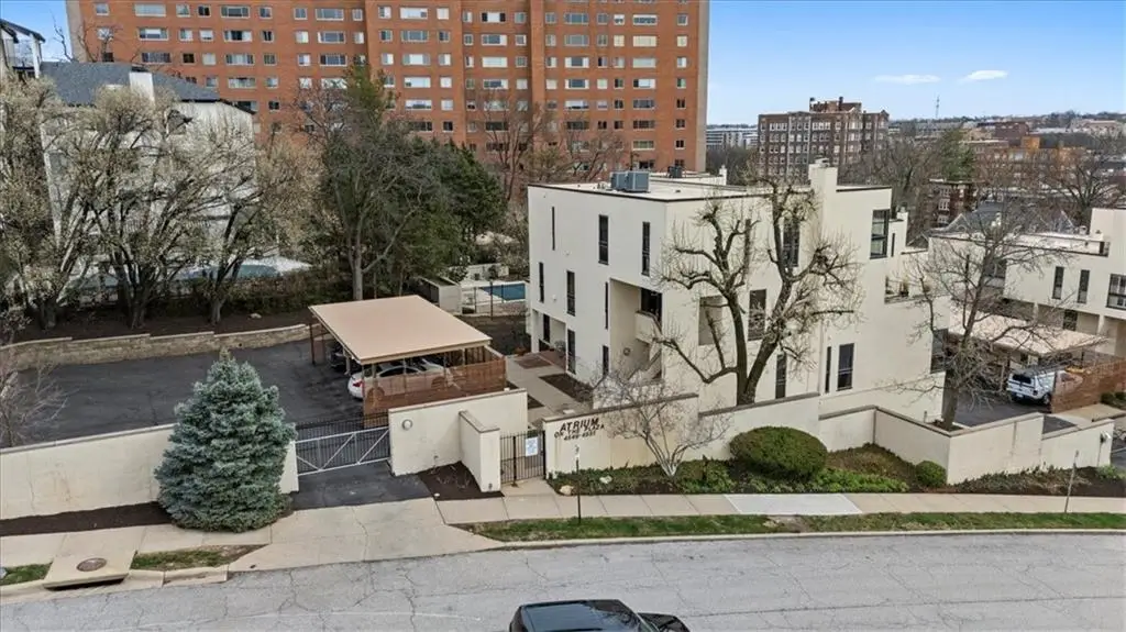 4549 Walnut Street, Kansas City, MO 64111 - #1