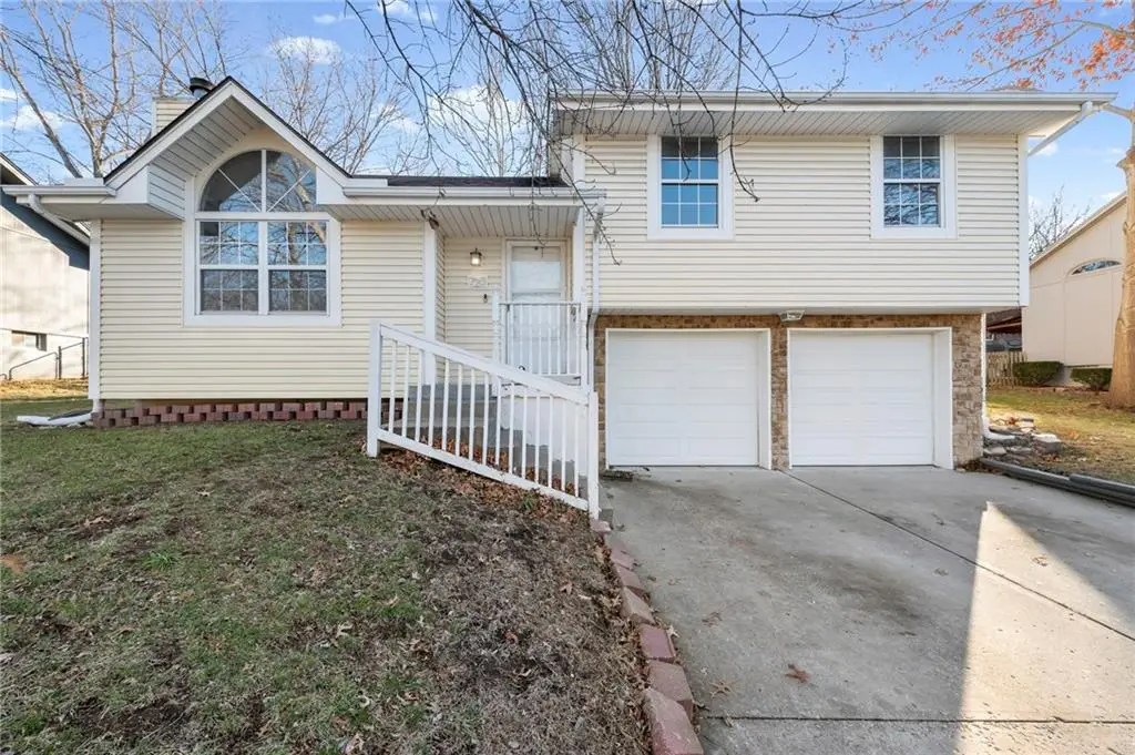 725 NE Lyon Drive, Lees Summit, MO 64086 - Image #1