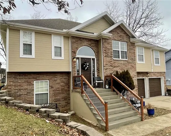 10916 N Oxford Avenue, Kansas City, MO 64157