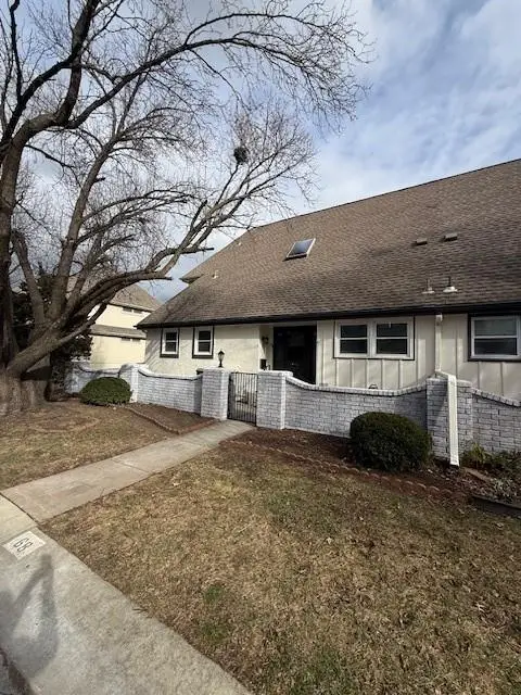 68 Woodbridge Lane, Kansas City, MO 64145