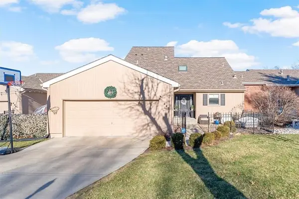 448 Point Drive, Lee's Summit, MO 64064