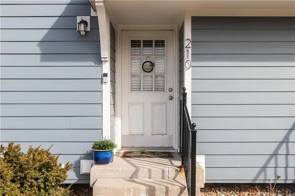 210 NE Bayview Drive, Lee's Summit, MO 64064