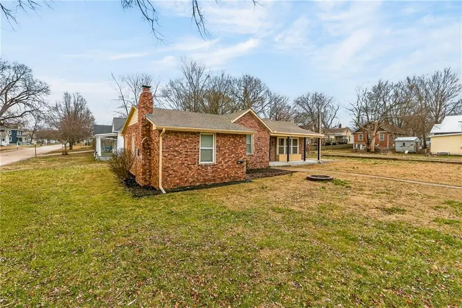 309 W Piankishaw Street, Paola, KS 66071 - #2