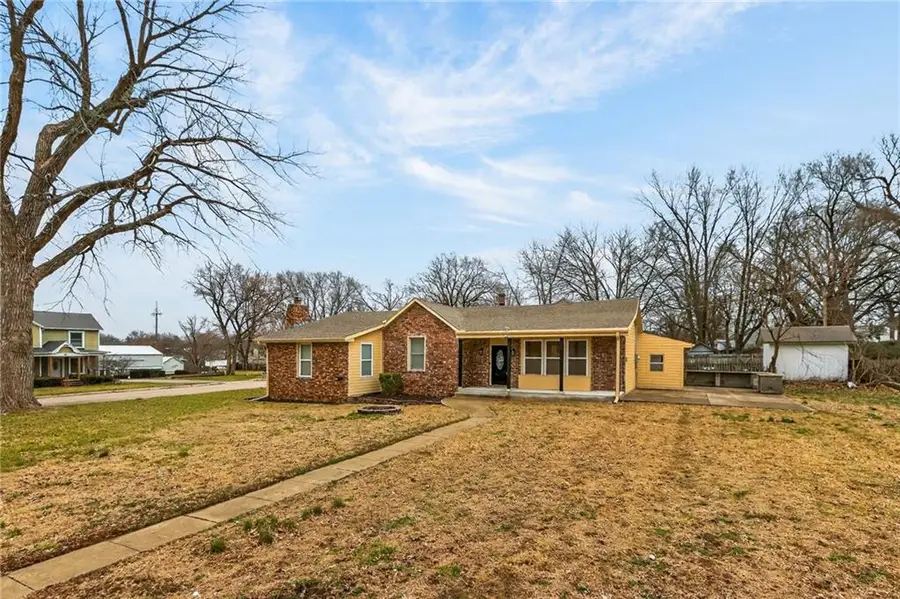 309 W Piankishaw Street, Paola, KS 66071 - #3