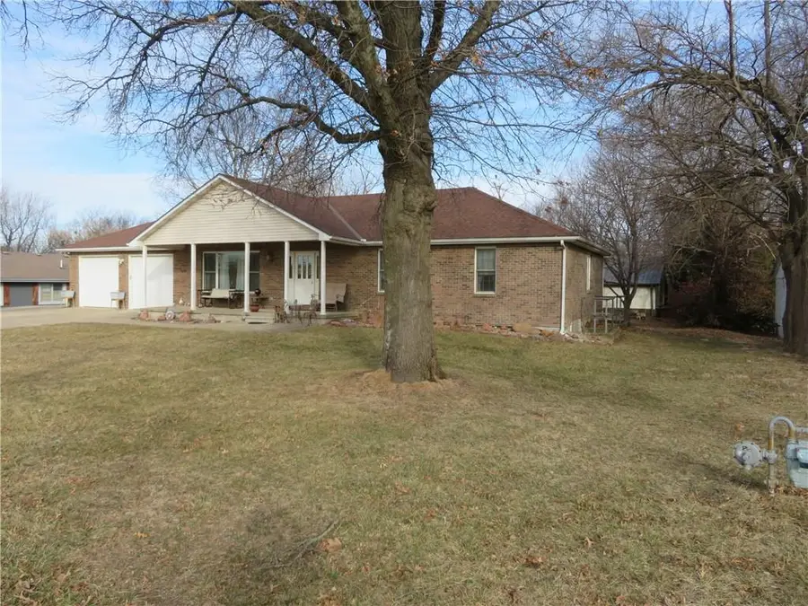 302 W Cynthia Street, McLouth, KS 66054 - Image #2