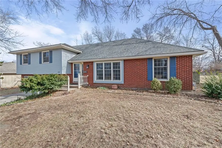 6915 N Woodland Avenue, Gladstone, MO 64118 - #2