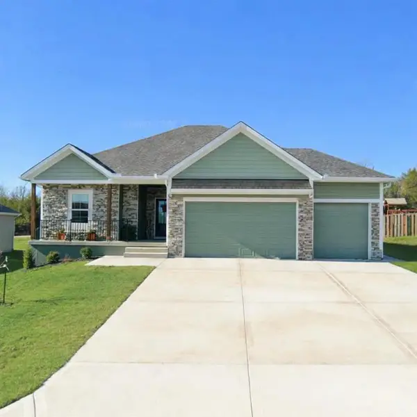 2716 Stone Creek Avenue, Tonganoxie, KS 66086