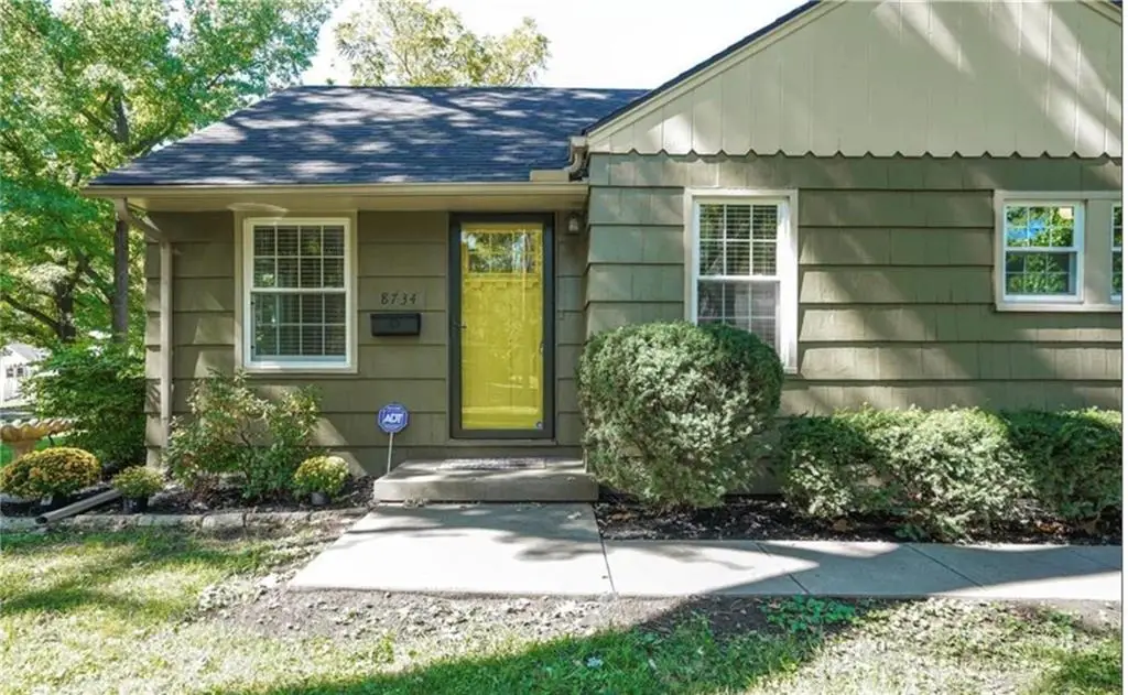 8734 Maiden Lane, Kansas City, MO 64114 - #1