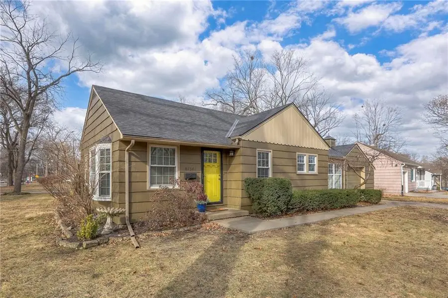 8734 Maiden Lane, Kansas City, MO 64114 - #2