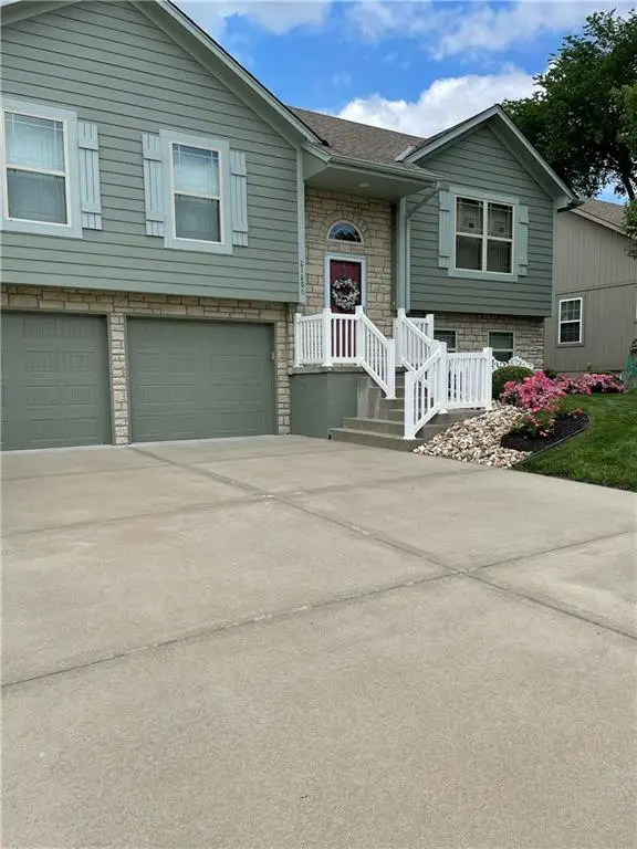 21206 North Pointe Drive, Peculiar, MO 64078 - #1