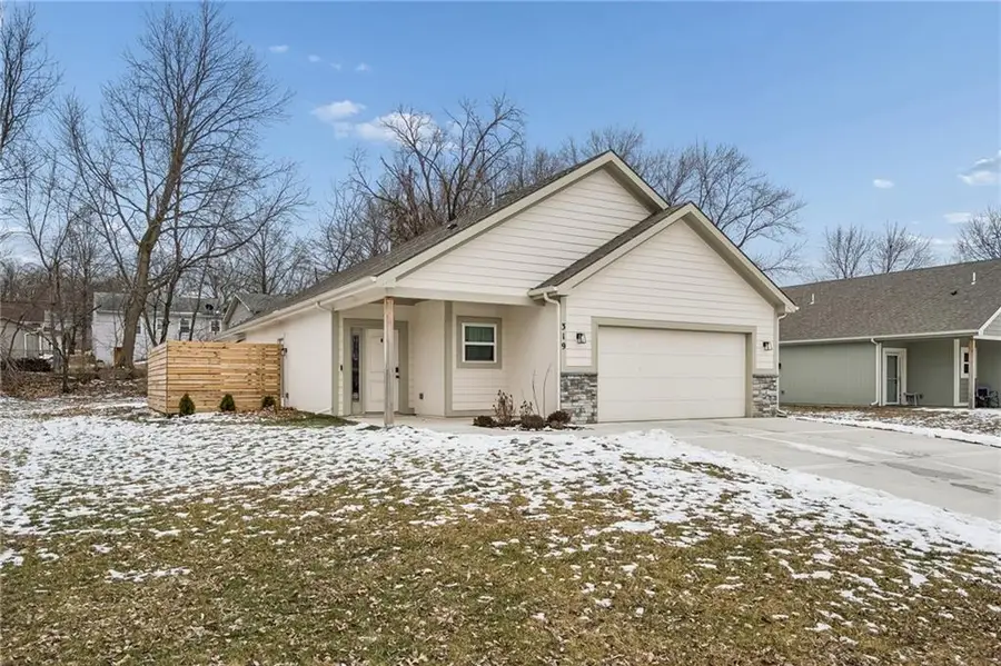 319 E Meadow Street, Smithville, MO 64089 - #2