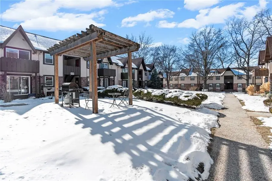 6206 Robinson Street, Overland Park, KS 66202 - Image #3