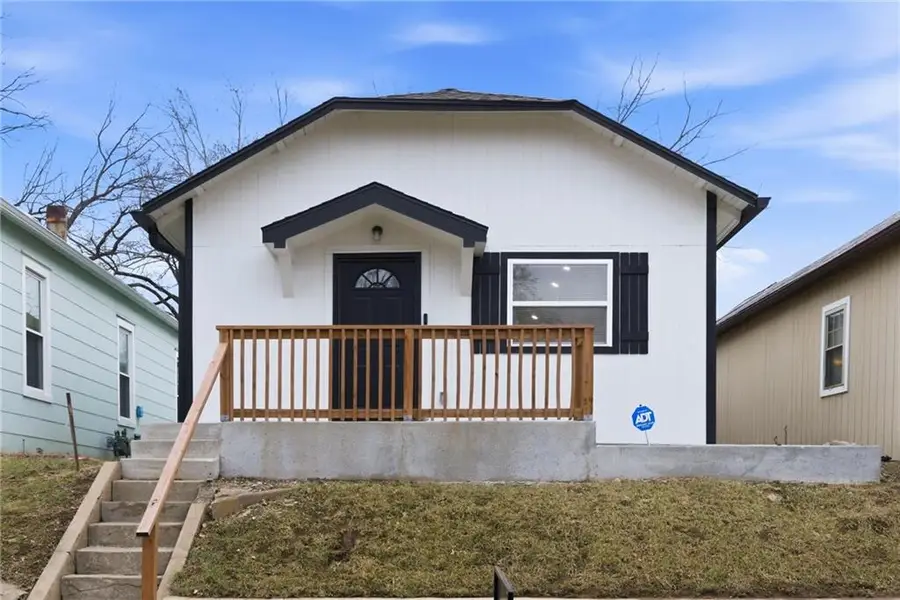 717 Cheyenne Street, Leavenworth, KS 66048 - #2