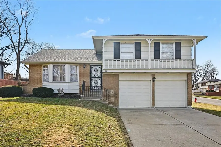301 E 107th Terrace, Kansas City, MO 64114 - #2