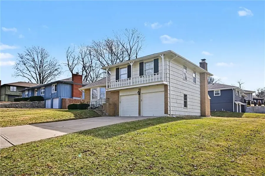 301 E 107th Terrace, Kansas City, MO 64114 - #3