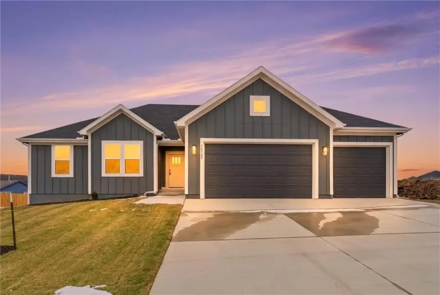 16729 Pinehurst Drive, Basehor, KS 66007 - #2