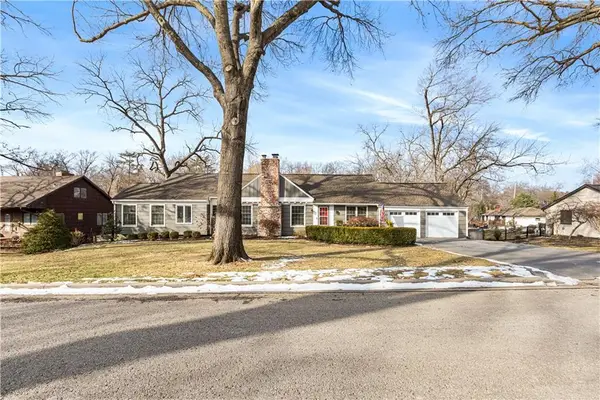 8302 Cherokee Lane, Leawood, KS 66206