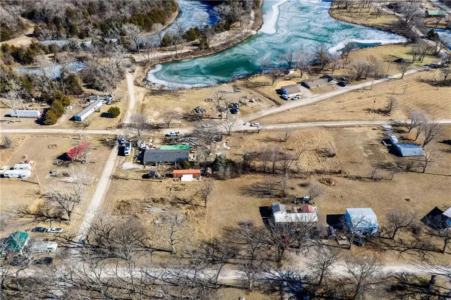 38 N Lakeview Drive, Pleasanton, KS 66075 - #2