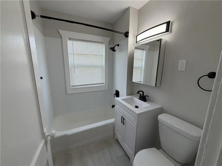 206 W 34th Street, Kansas City, MO 64111 - #3