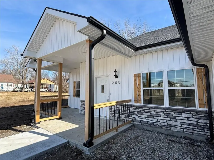 205 N Cedar Street, Savannah, MO 64485 - #2