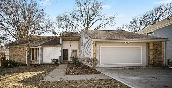 8914 Country Hill Court, Lenexa, KS 66215
