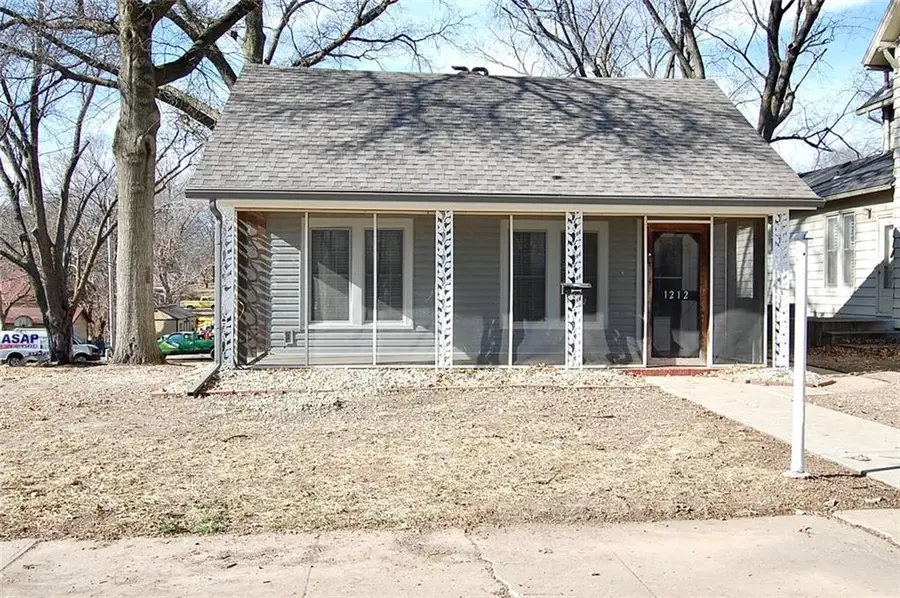1212 S Esplanade Street, Leavenworth, KS 66048 - #2