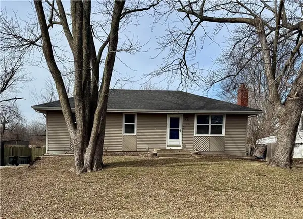 902 SW Locust Street, Oak Grove, MO 64075